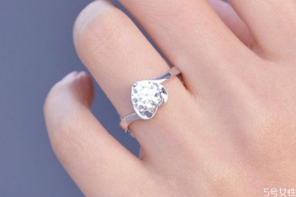 求婚戒指一般戴哪個手指女生 求婚時應(yīng)注意的事項 求婚戒指一般戴哪個手指女生 求婚時應(yīng)注意的事項