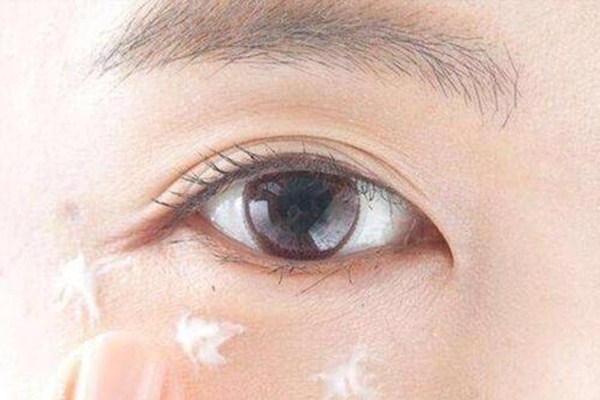 眼部皮膚過敏怎么辦 眼部皮膚過敏的表現