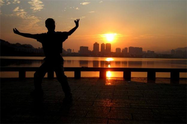 八段錦適合什么人練 八段錦什么人不能練 八段錦適合什么人練 八段錦什么人不能練