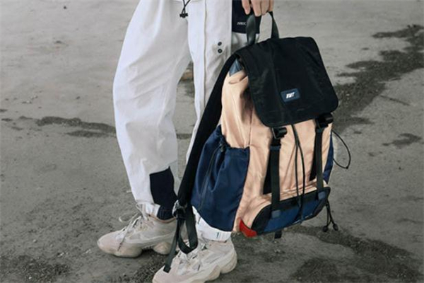 男生背什么雙肩包好看 男生雙肩包怎么挑選 男生背什么雙肩包好看 男生雙肩包怎么挑選