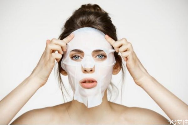 面膜白天用還是晚上用 白天敷面膜的最佳時(shí)間 面膜白天用還是晚上用 白天敷面膜的最佳時(shí)間