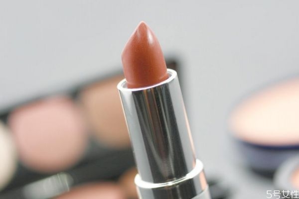 唇膏可以經(jīng)常使用嗎 使用唇膏有什么作用呢 唇膏可以經(jīng)常使用嗎 使用唇膏有什么作用呢