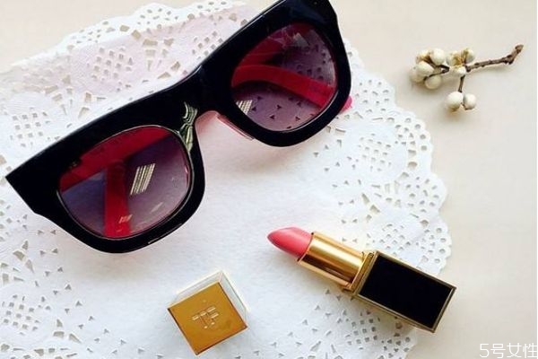 唇膏可以經(jīng)常使用嗎 使用唇膏有什么作用呢 唇膏可以經(jīng)常使用嗎 使用唇膏有什么作用呢