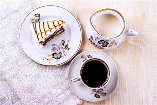 一杯黑咖啡的熱量是多少 晚上喝黑咖啡能減肥嗎 一杯黑咖啡的熱量是多少 晚上喝黑咖啡能減肥嗎