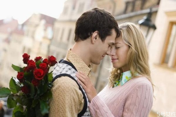 談戀愛容易長(zhǎng)胖是真的嗎 戀愛中的人會(huì)變胖 談戀愛容易長(zhǎng)胖是真的嗎 戀愛中的人會(huì)變胖