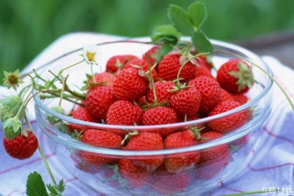 食物對皮膚的顏色有影響嗎 皮膚比較黑應(yīng)該多吃什么呢 食物對皮膚的顏色有影響嗎 皮膚比較黑應(yīng)該多吃什么呢