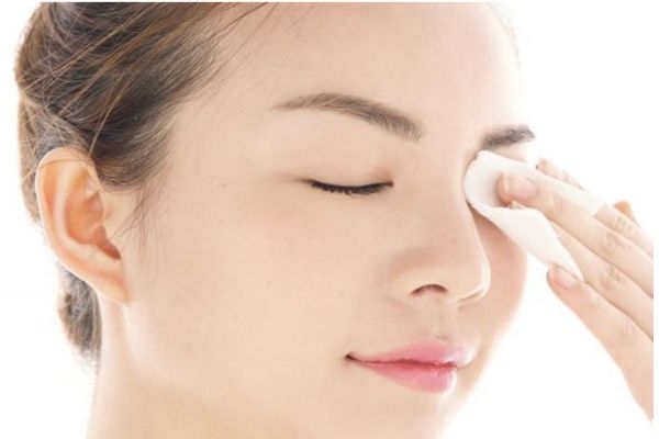 一般卸妝水可以卸全臉嗎 臉部卸妝有什么注意的呢 一般卸妝水可以卸全臉嗎 臉部卸妝有什么注意的呢