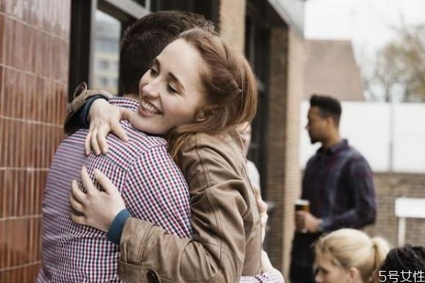 談戀愛容易長(zhǎng)胖是真的嗎 戀愛中的人會(huì)變胖 談戀愛容易長(zhǎng)胖是真的嗎 戀愛中的人會(huì)變胖