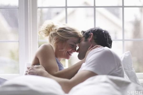 談戀愛容易長(zhǎng)胖是真的嗎 戀愛中的人會(huì)變胖 談戀愛容易長(zhǎng)胖是真的嗎 戀愛中的人會(huì)變胖