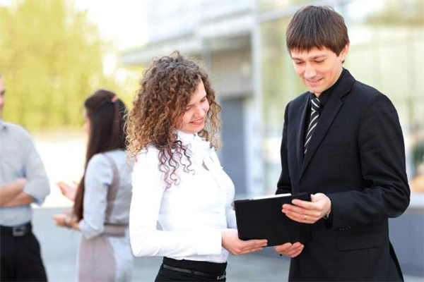 和領(lǐng)導(dǎo)談戀愛怎么相處 跟領(lǐng)導(dǎo)談戀愛該不該公開 和領(lǐng)導(dǎo)談戀愛怎么相處 跟領(lǐng)導(dǎo)談戀愛該不該公開