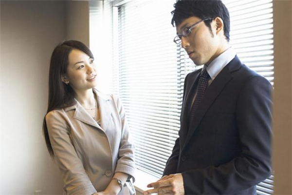 辦公室戀情要走一個怎么辦 辦公室戀情要讓同事知道嗎 辦公室戀情要走一個怎么辦 辦公室戀情要讓同事知道嗎