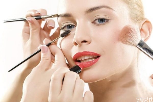 化妝容易起皮怎么辦 為什么一化妝臉就起皮 化妝容易起皮怎么辦 為什么一化妝臉就起皮