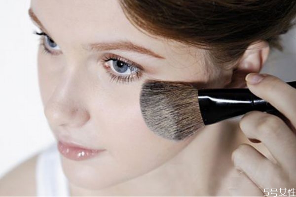 冬天化妝需要定妝嗎 冬季定妝小技巧 冬天化妝需要定妝嗎 冬季定妝小技巧