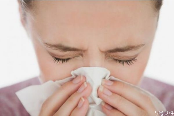 鼻子發(fā)紅是為什么呢 鼻子紅是因?yàn)楦忻皢? alt=