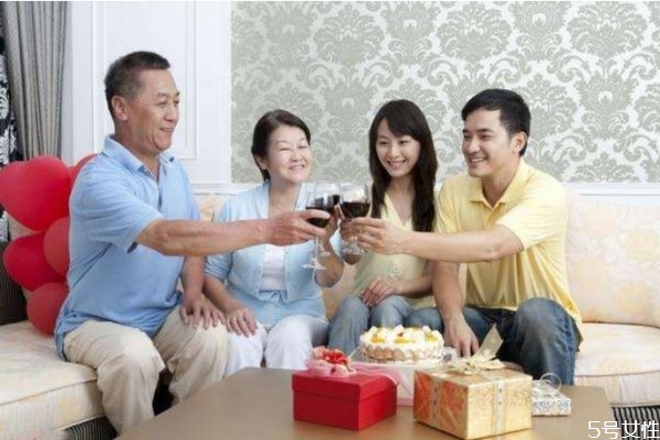 第一次見女方父母送什么好 第一次見女方父母禁忌 第一次見女方父母送什么好 第一次見女方父母禁忌