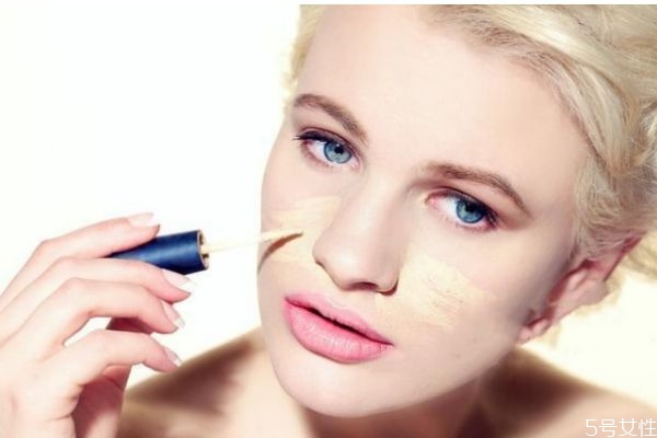 化妝容易起皮怎么辦 為什么一化妝臉就起皮 化妝容易起皮怎么辦 為什么一化妝臉就起皮