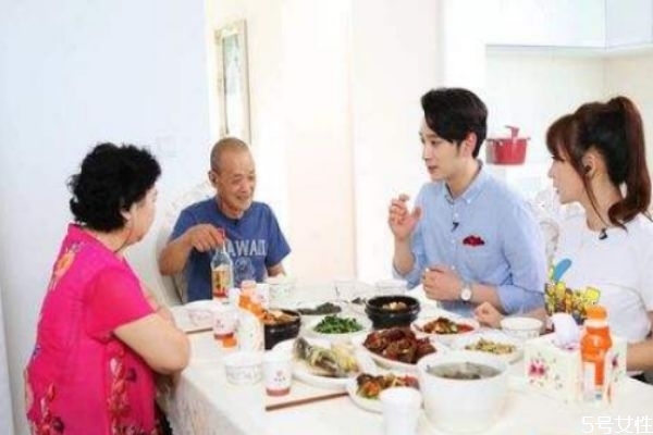 第一次見女方父母送什么好 第一次見女方父母禁忌 第一次見女方父母送什么好 第一次見女方父母禁忌