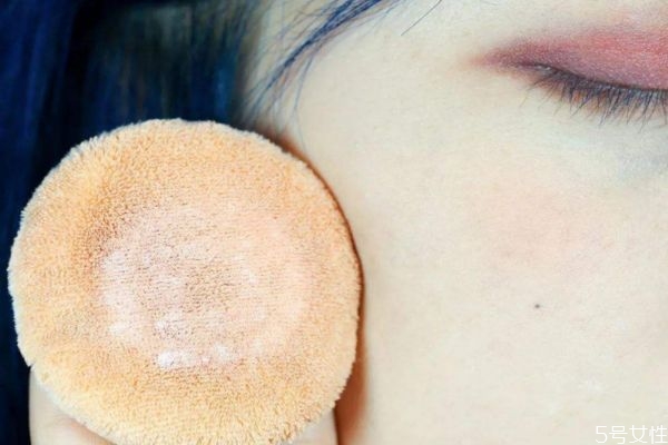 散粉冬天可以用嗎 冬天用散粉的使用方法 散粉冬天可以用嗎 冬天用散粉的使用方法