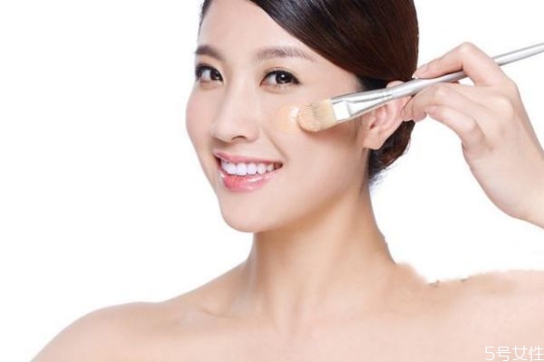 化妝容易起皮怎么辦 為什么一化妝臉就起皮 化妝容易起皮怎么辦 為什么一化妝臉就起皮