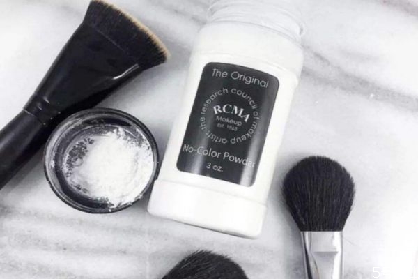 散粉冬天可以用嗎 冬天用散粉的使用方法 散粉冬天可以用嗎 冬天用散粉的使用方法