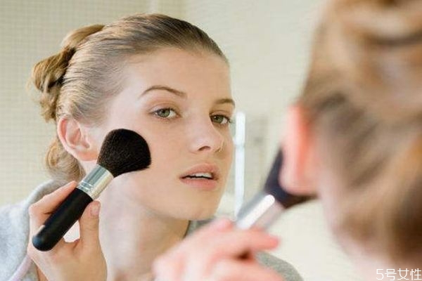冬天化妝需要定妝嗎 冬季定妝小技巧 冬天化妝需要定妝嗎 冬季定妝小技巧