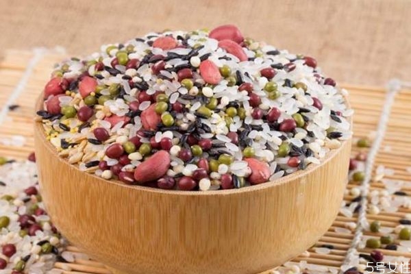 八寶粥為什么叫八寶粥呢 八寶粥的營養(yǎng)價值有什么呢 八寶粥為什么叫八寶粥呢 八寶粥的營養(yǎng)價值有什么呢