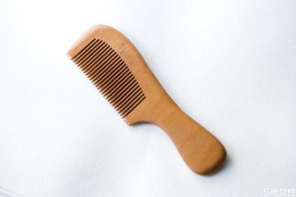 哪種梳子對頭發(fā)好 買梳子要注意什么 哪種梳子對頭發(fā)好 買梳子要注意什么