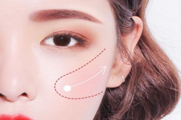 腮紅應(yīng)該打在哪個(gè)位置 如何打腮紅修飾臉型 腮紅應(yīng)該打在哪個(gè)位置 如何打腮紅修飾臉型