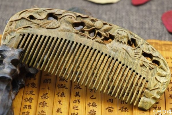 哪種梳子對頭發(fā)好 買梳子要注意什么 哪種梳子對頭發(fā)好 買梳子要注意什么