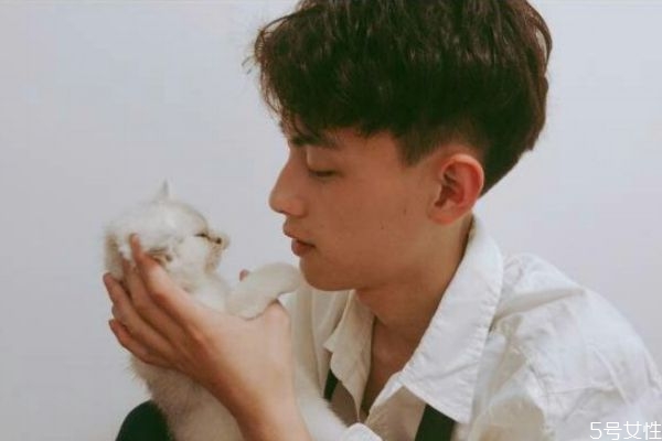 男友放不下前任怎么辦 男友放不下前任是因?yàn)槭裁? alt=