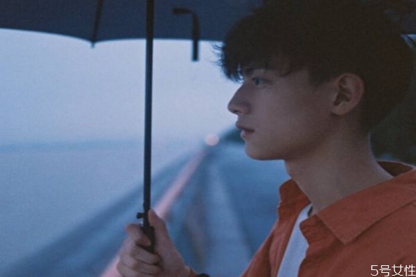 男人吃醋是因?yàn)閻勰銌?男人吃醋怎么哄他 男人吃醋是因?yàn)閻勰銌?男人吃醋怎么哄他