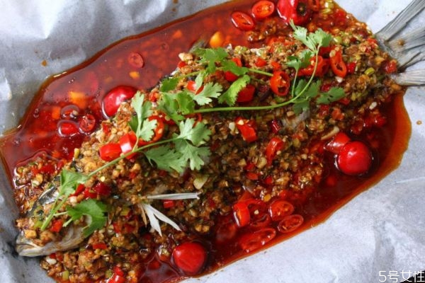 烤魚(yú)怎么做好吃呢 做烤魚(yú)應(yīng)該注意什么呢 烤魚(yú)怎么做好吃呢 做烤魚(yú)應(yīng)該注意什么呢