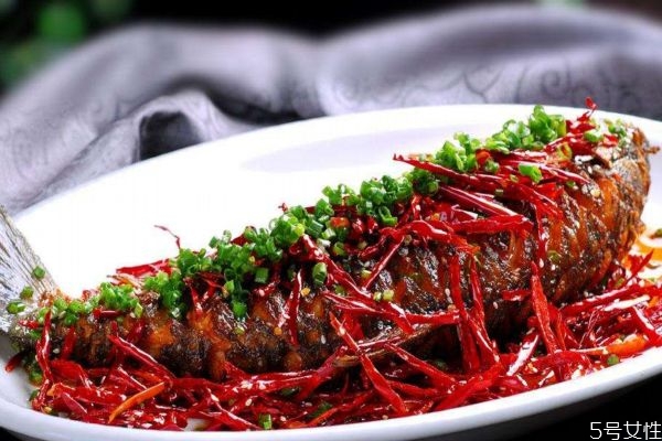 烤魚怎么做好吃呢 做烤魚應(yīng)該注意什么呢 烤魚怎么做好吃呢 做烤魚應(yīng)該注意什么呢