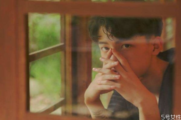 男人吃醋是因?yàn)閻勰銌?男人吃醋怎么哄他 男人吃醋是因?yàn)閻勰銌?男人吃醋怎么哄他