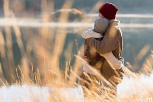 男人放不下一個女人的表現(xiàn) 男人分手還愛你有哪些表現(xiàn) 男人放不下一個女人的表現(xiàn) 男人分手還愛你有哪些表現(xiàn)