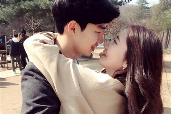 接吻時(shí)男生是什么感覺 接吻時(shí)男生的手應(yīng)該放在哪里 接吻時(shí)男生是什么感覺 接吻時(shí)男生的手應(yīng)該放在哪里