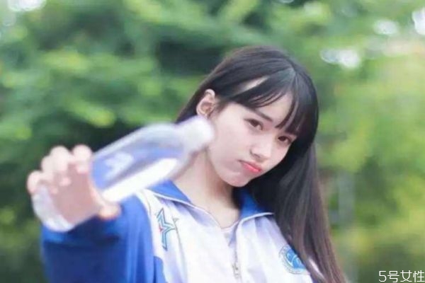 男生應(yīng)不應(yīng)該學(xué)會(huì)識(shí)別綠茶呢 如何識(shí)別綠茶呢 男生應(yīng)不應(yīng)該學(xué)會(huì)識(shí)別綠茶呢 如何識(shí)別綠茶呢