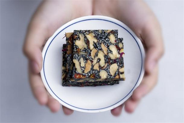 阿膠糕冷卻后取不出來(lái)怎么辦 阿膠糕做完后怎么脫模 阿膠糕冷卻后取不出來(lái)怎么辦 阿膠糕做完后怎么脫模