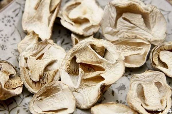 什么是草菇呢 草菇應(yīng)該怎么吃呢 什么是草菇呢 草菇應(yīng)該怎么吃呢