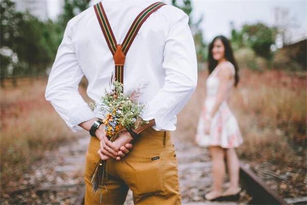 如何讓心儀的男生想靠近你 暗戀一個人的表現(xiàn) 如何讓心儀的男生想靠近你 暗戀一個人的表現(xiàn)