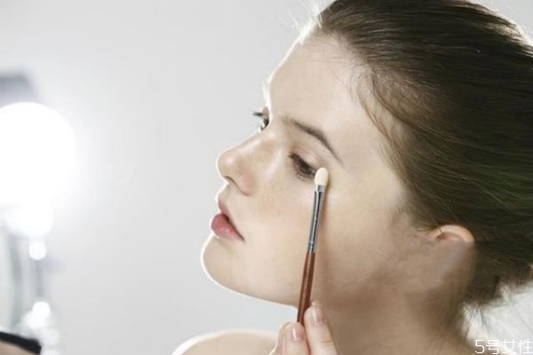 眼妝總是暈染怎么辦 如何化眼妝不暈染 眼妝總是暈染怎么辦 如何化眼妝不暈染
