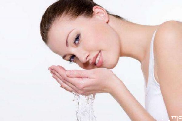 清水洗臉能洗干凈嗎 清水洗臉的誤區(qū) 清水洗臉能洗干凈嗎 清水洗臉的誤區(qū)
