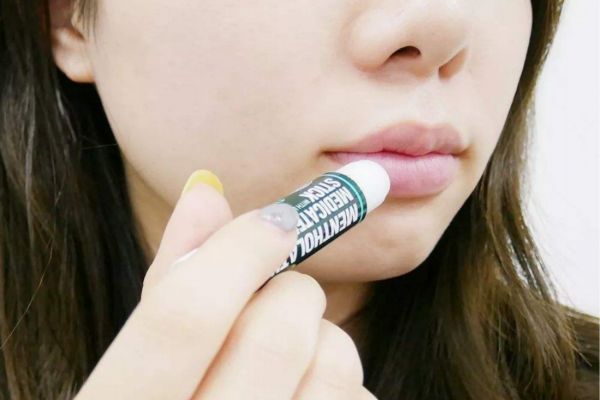 開架潤唇膏哪個(gè)牌子好 大干唇的超潤開架護(hù)唇膏推薦