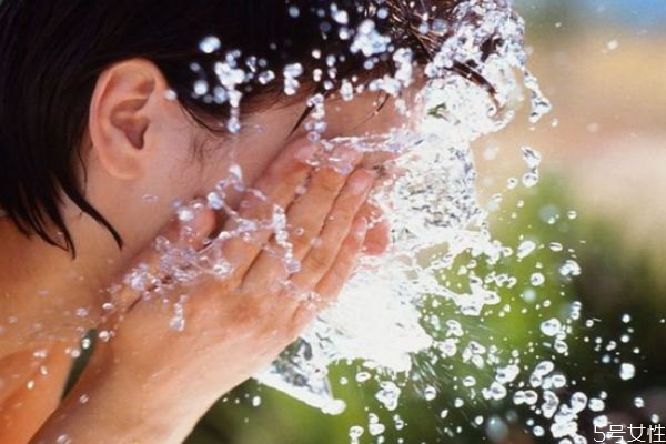 清水洗臉能洗干凈嗎 清水洗臉的誤區(qū) 清水洗臉能洗干凈嗎 清水洗臉的誤區(qū)