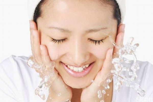 清水洗臉能洗干凈嗎 清水洗臉的誤區(qū) 清水洗臉能洗干凈嗎 清水洗臉的誤區(qū)
