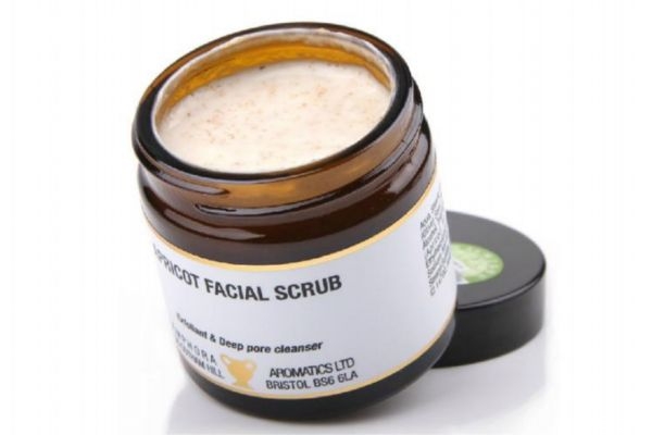 磨砂膏可以用臉上嗎 使用面部磨砂膏的注意事項 磨砂膏可以用臉上嗎 使用面部磨砂膏的注意事項