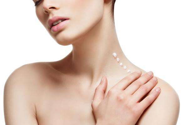 身體乳的主要成分有哪些 是不是只有冬天需要涂身體乳 身體乳的主要成分有哪些 是不是只有冬天需要涂身體乳