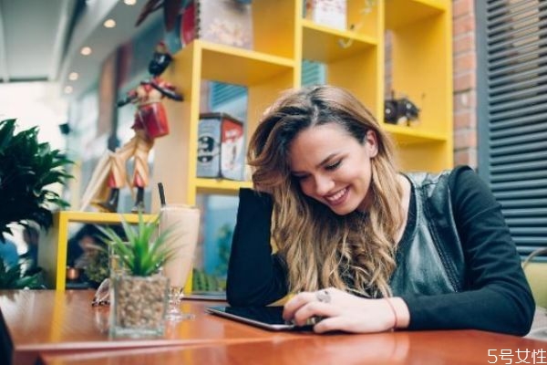 在咖啡館怎么成功搭訕美女 看見心動異性如何搭訕 在咖啡館怎么成功搭訕美女 看見心動異性如何搭訕