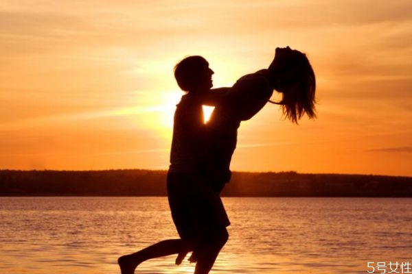 愛情可以委曲求全嗎 愛情中可以一味忍讓嗎 愛情可以委曲求全嗎 愛情中可以一味忍讓嗎