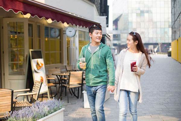 男生陪女生逛街時(shí)都在想什么 女生為什么喜歡逛街 男生陪女生逛街時(shí)都在想什么 女生為什么喜歡逛街